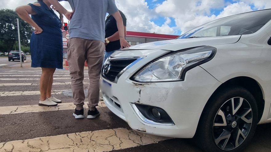 Onix e Versa se envolvem em colisão na Avenida Brasil, no Centro de Cascavel