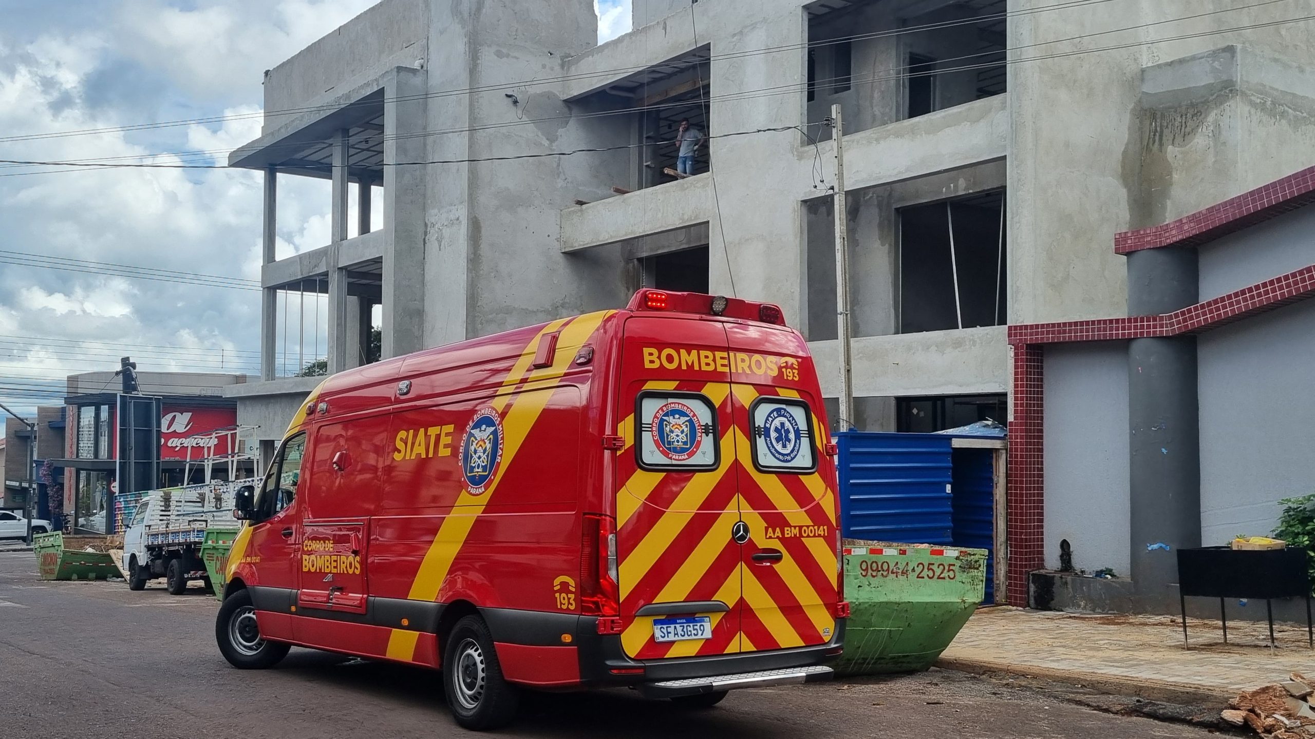 Trabalhador tem dentes quebrados após ser atingido por escada em obra no Bairro Neva Trabalhador tem dentes quebrados após ser atingido por escada em obra no Bairro Neva