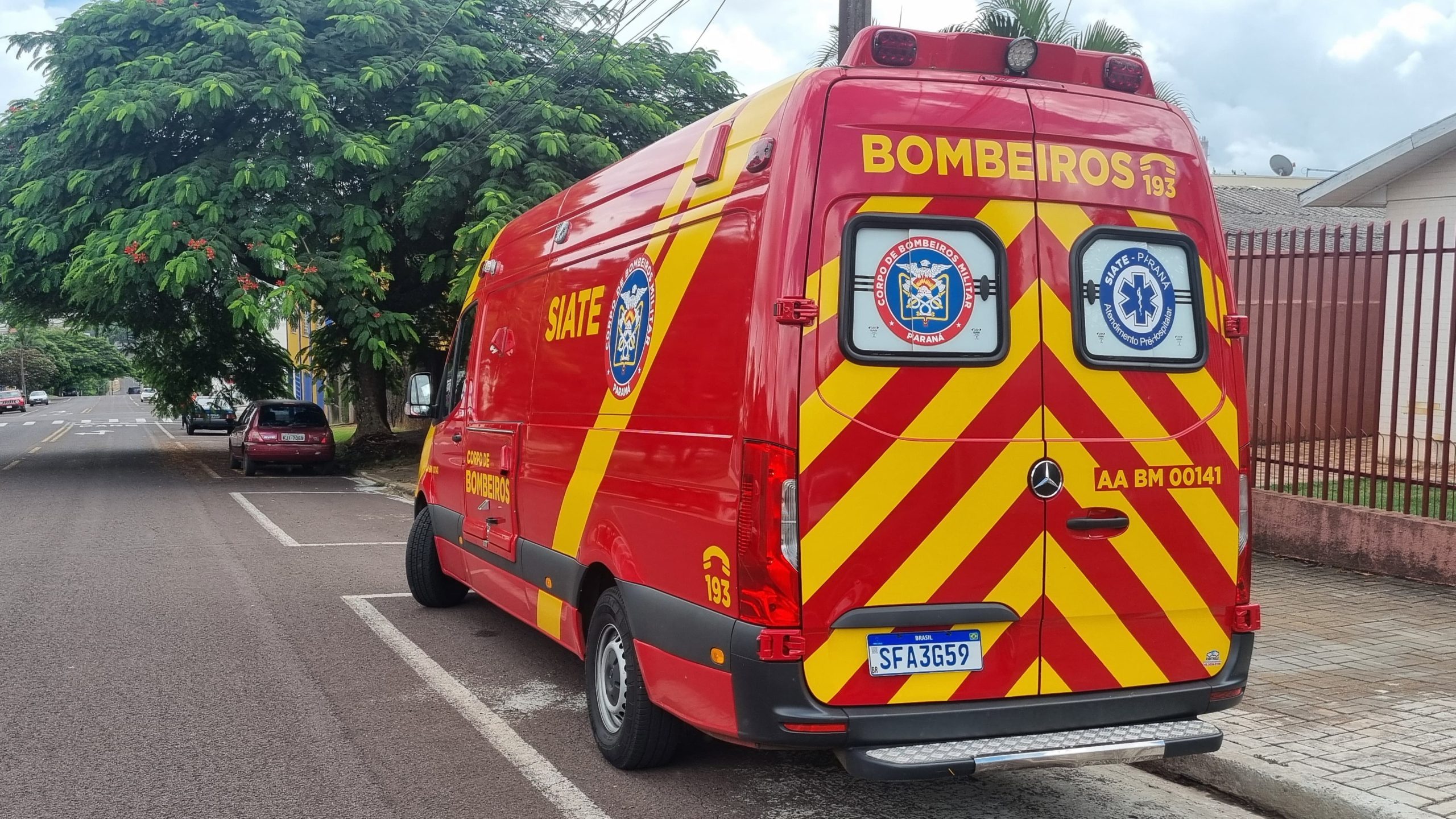Idosa de 92 anos tem suspeita de fratura no fêmur após sofrer queda em residência no Maria Luiza Idosa de 92 anos tem suspeita de fratura no fêmur após sofrer queda em residência no Maria Luiza