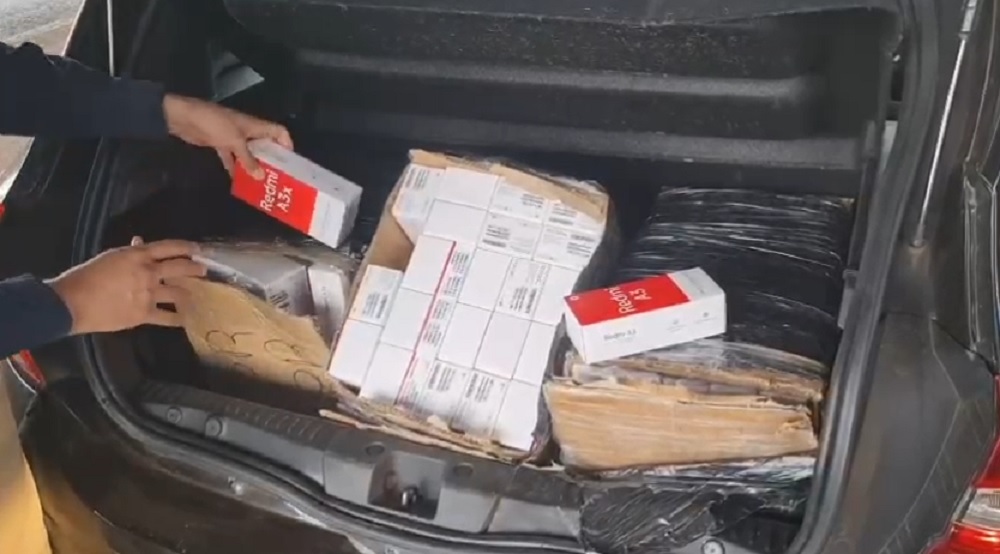 Casal é flagrado com 150 celulares em abordagem da PRF em Cascavel Casal é flagrado com 150 celulares em abordagem da PRF em Cascavel
