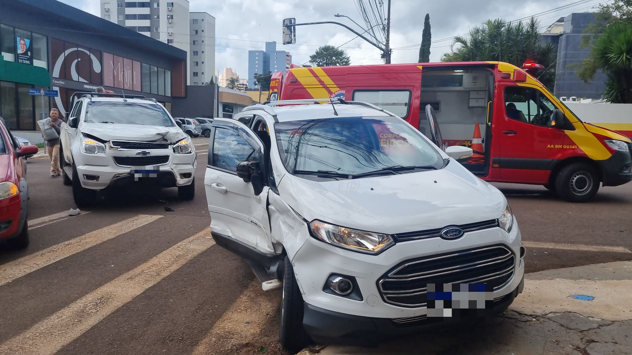 Grávida é socorrida pelo Siate após acidente de trânsito no Centro Grávida é socorrida pelo Siate após acidente de trânsito no Centro