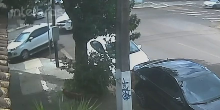 Câmera registra acidente entre Ecosport e S10 no Centro
