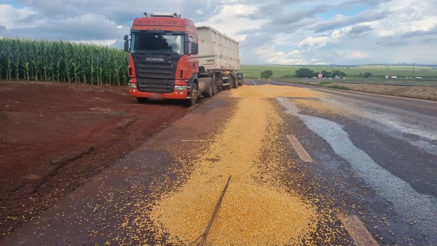 Carga de milho fica espalhada na rodovia após colisão entre carretas na BR-163, em Cascavel