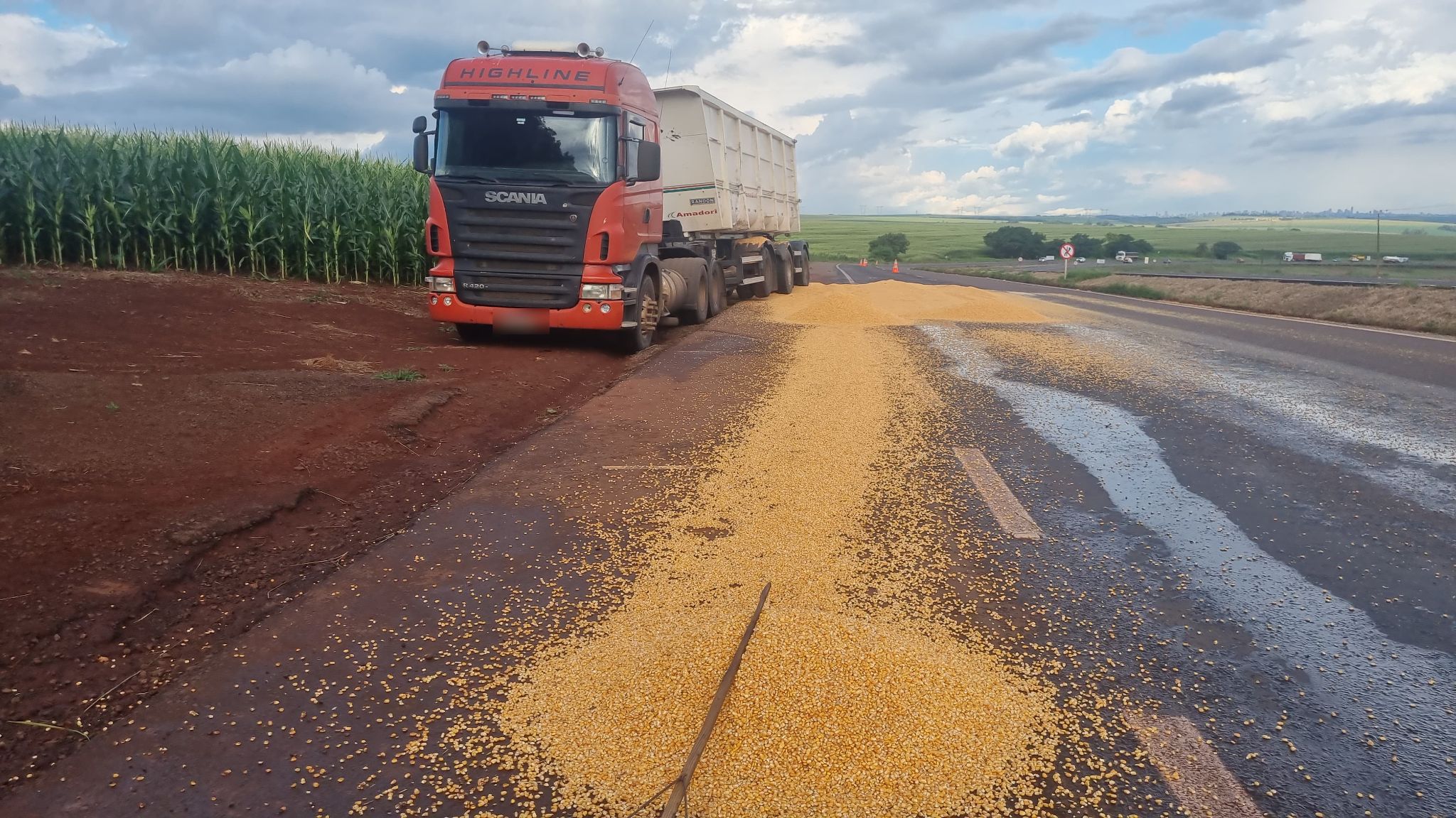 Carga de milho fica espalhada na rodovia após colisão entre carretas na BR-163, em Cascavel Carga de milho fica espalhada na rodovia após colisão entre carretas na BR-163, em Cascavel