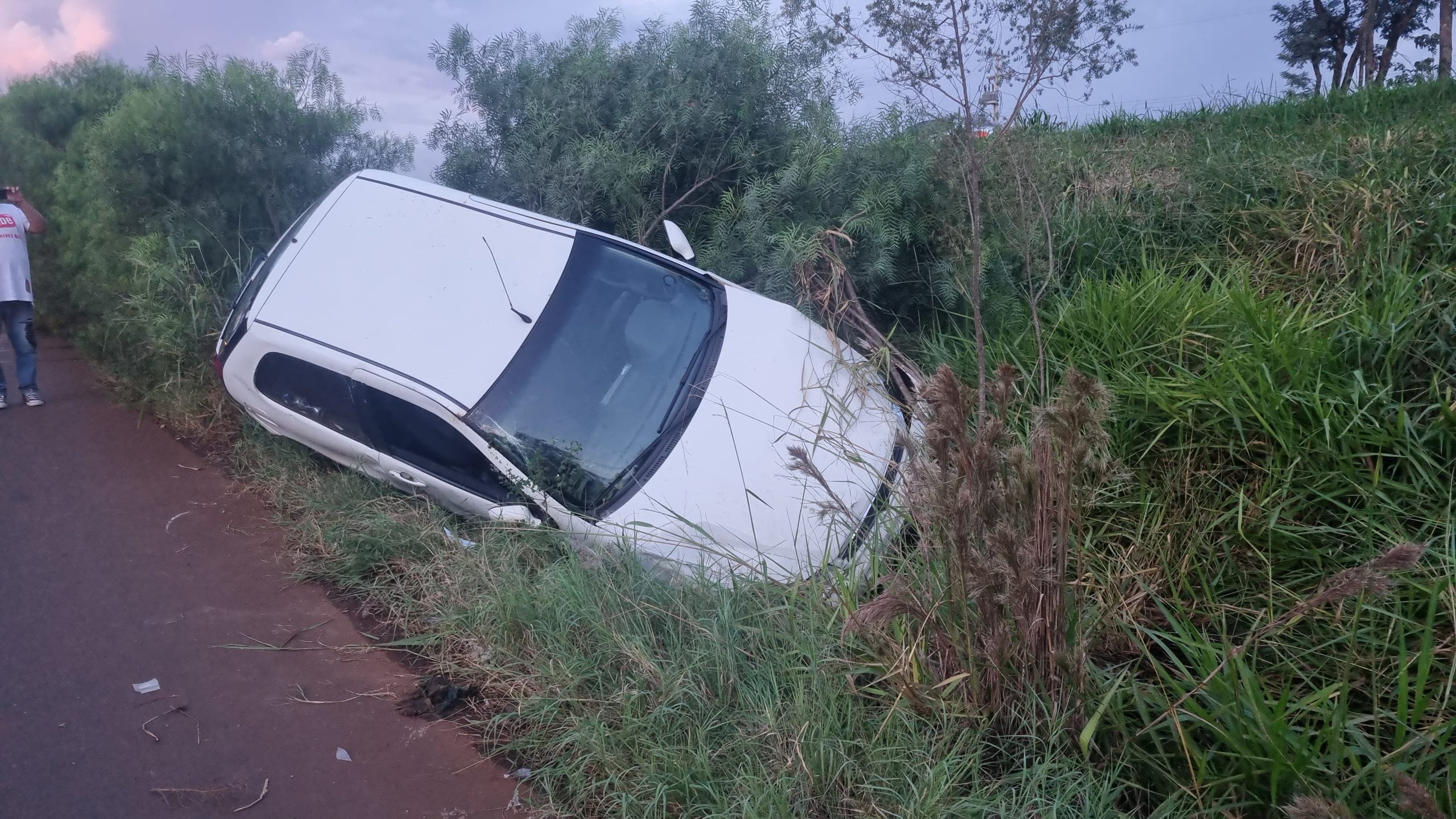Carro sai da pista e invade área de vegetação no Bairro Lago Azul Carro sai da pista e invade área de vegetação no Bairro Lago Azul