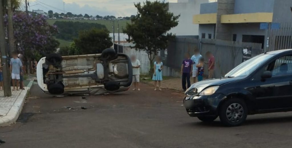 Fiat Cronos capota em acidente de trânsito no Loteamento Belmonte