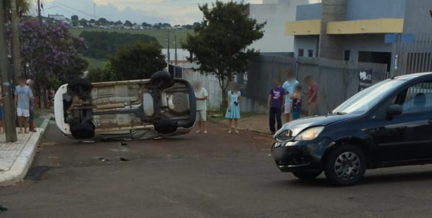 Fiat Cronos capota em acidente de trânsito no Loteamento Belmonte