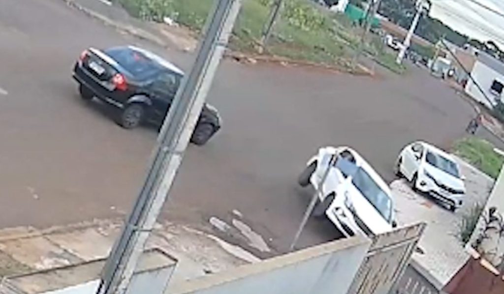 Pancada! câmera flagra capotamento no Loteamento Belmonte