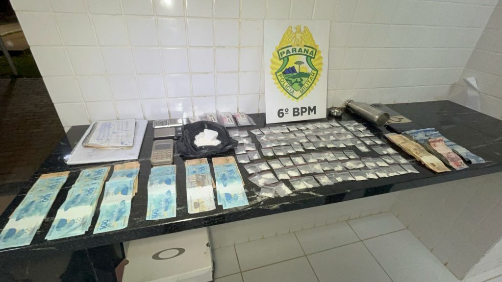 Choque desmantela ponto de tráfico, detém dupla e apreende drogas no Florais do Paraná