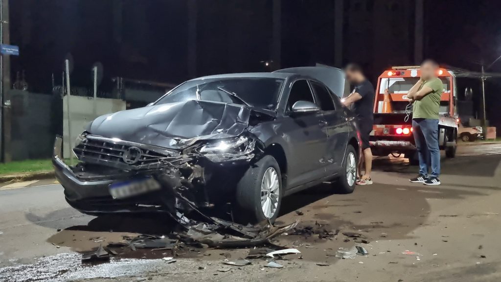 Jetta tem a frente destruída em acidente no Bairro Canadá