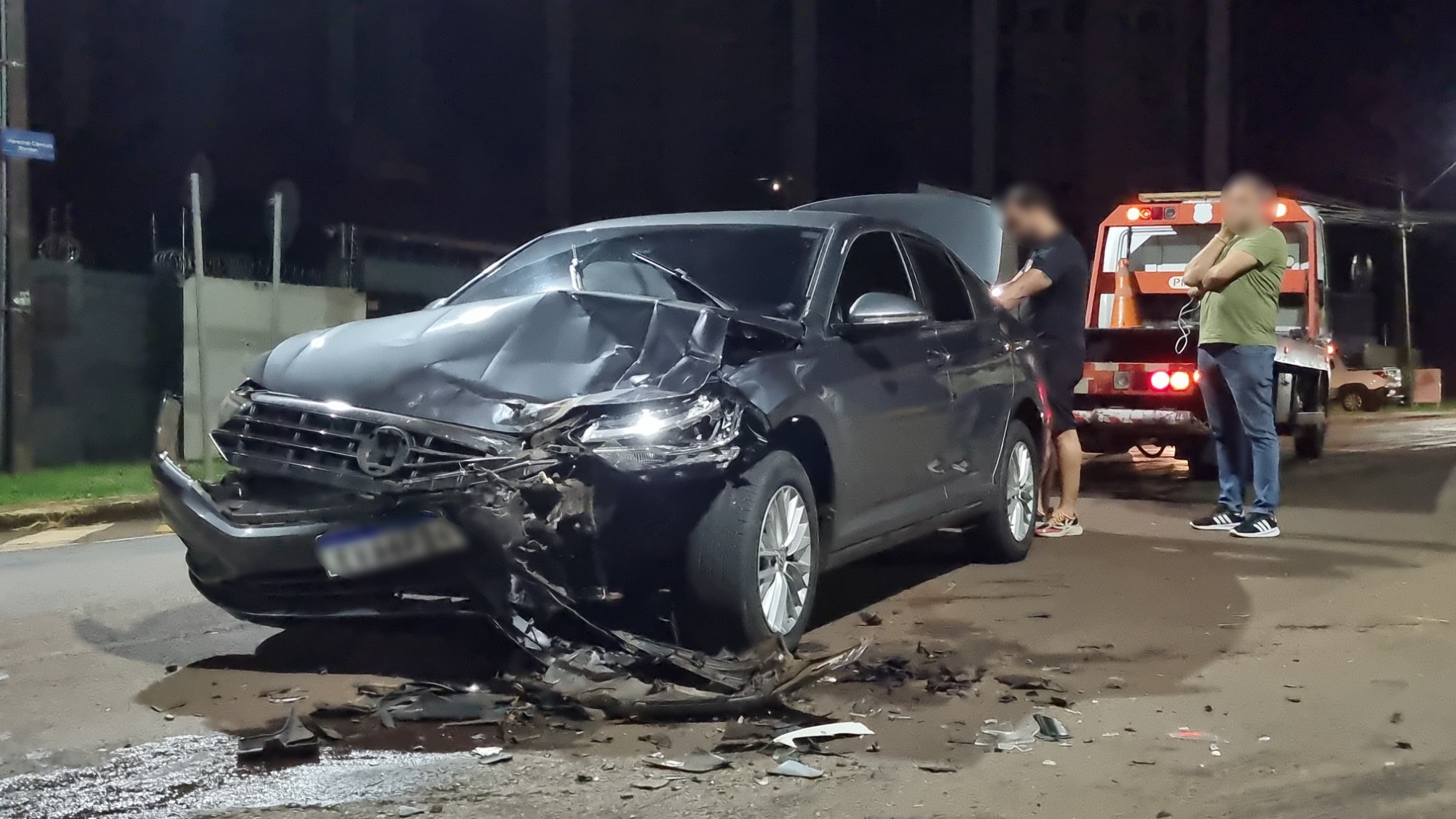 Jetta tem a frente destruída em acidente no Bairro Canadá