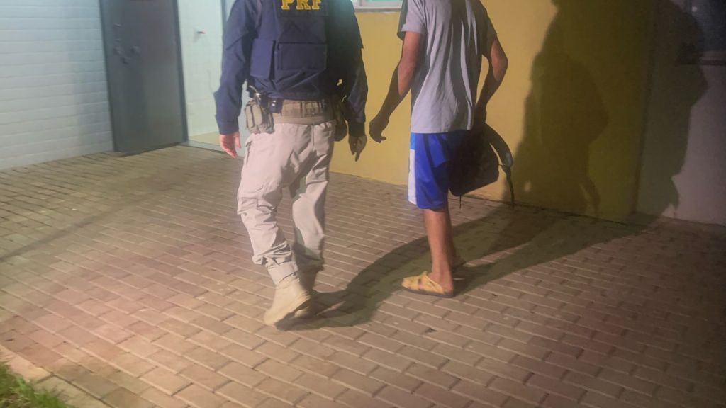 Após quase bater em moto, motorista é preso por embriaguez na BR-277