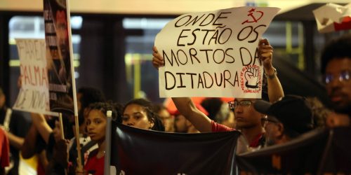 Cordão da Mentira faz desfile “para adiar o fim do mundo” Imagem referente a Cordão da Mentira faz desfile “para adiar o fim do mundo”