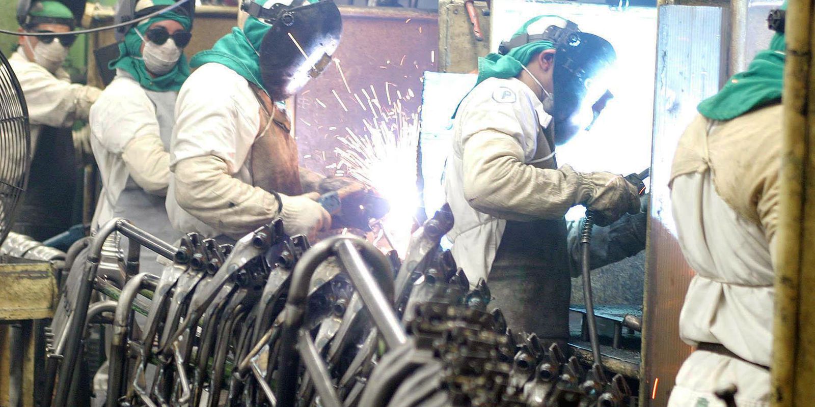 Indústria cai 0,1% em fevereiro e soma 5 meses sem crescimento