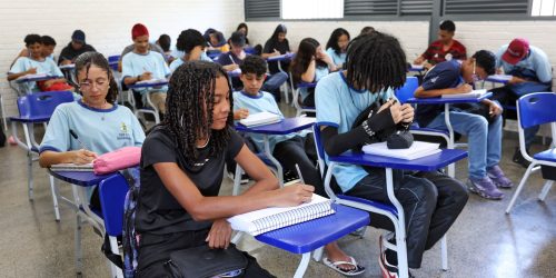 Estudantes nascidos em maio e junho recebem 1ª parcela do Pé-de-Meia Imagem referente a Estudantes nascidos em maio e junho recebem 1ª parcela do Pé-de-Meia