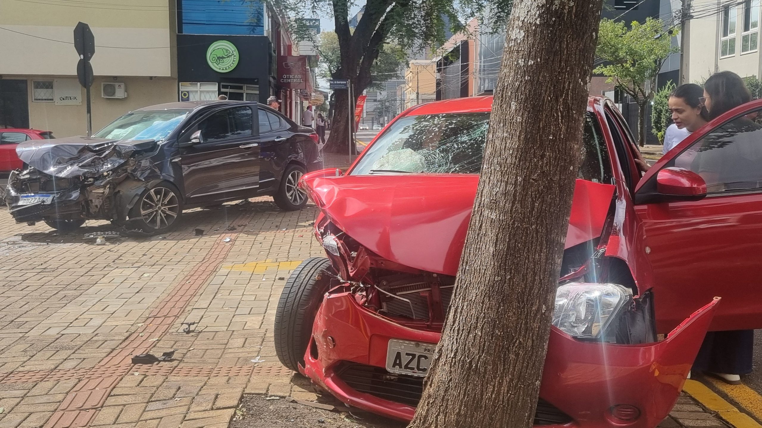 Forte colisão entre carros é registrada no Centro de Cascavel