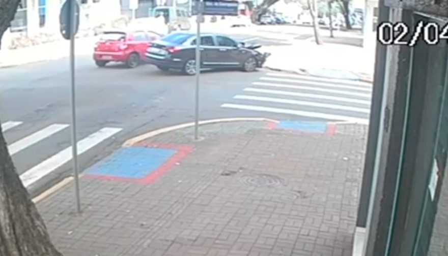 Câmera registra forte colisão entre Etios de Cronos no Centro de Cascavel