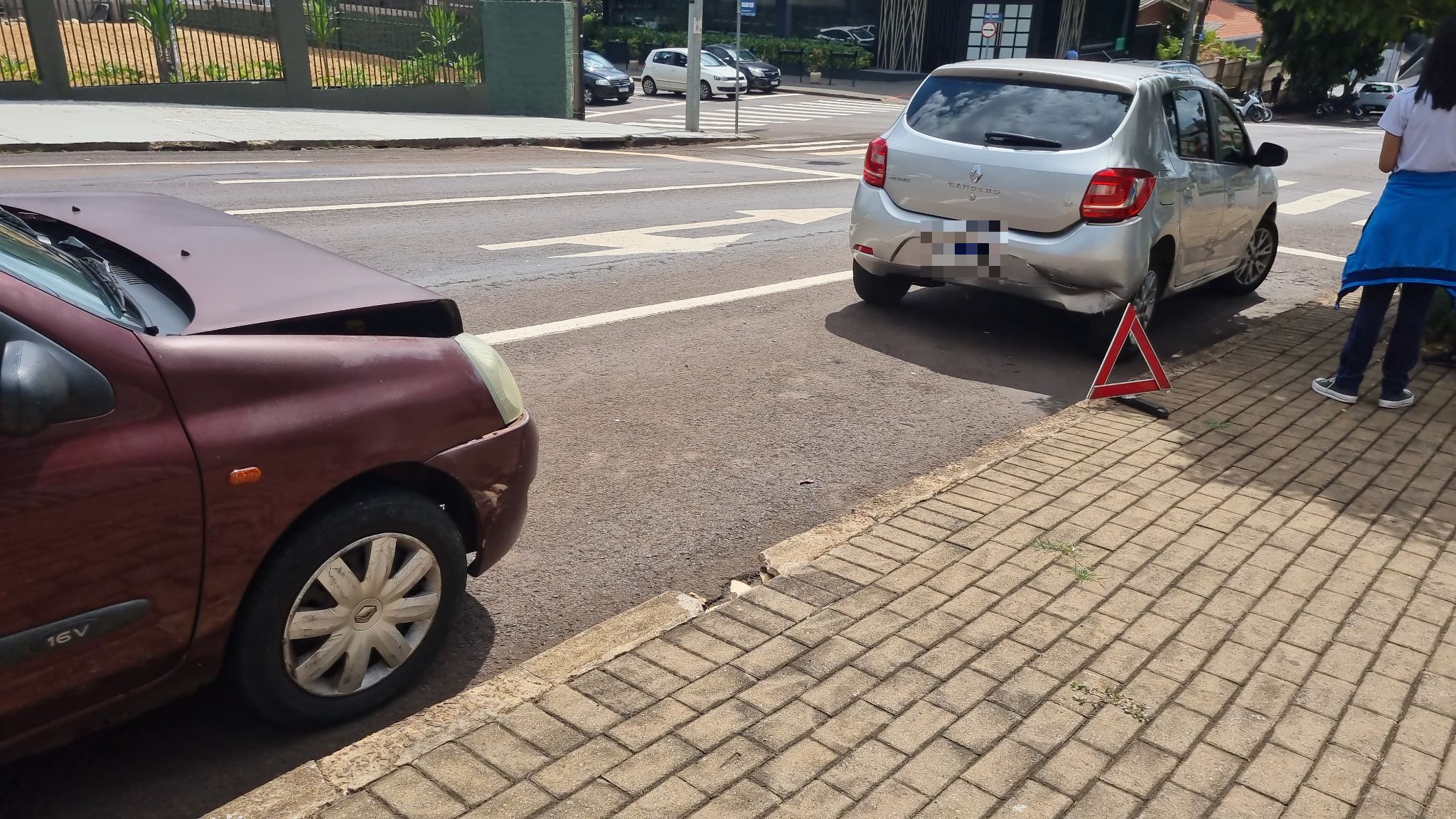 Clio e Sandero se envolvem em acidente no Centro de Cascavel