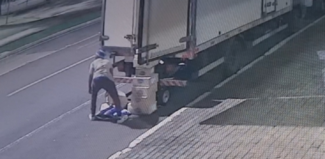 Novas imagens mostram mendigo enchendo carrinho com carnes furtadas em Cascavel