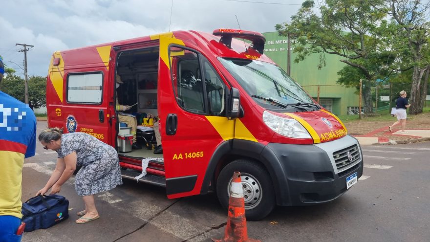 Acidente entre caminhão do gás e moto elétrica faz uma vítima no Tropical