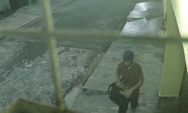Ladrão invade casa e furta pertences enquanto morador dormia 