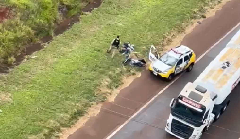 Veja perseguição e captura de motociclista com cocaína em Cascavel