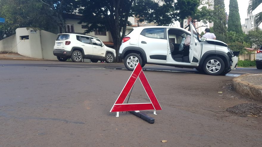 Renault Kwid e Jeep Renegade se envolvem em colisão na Rua Antonina