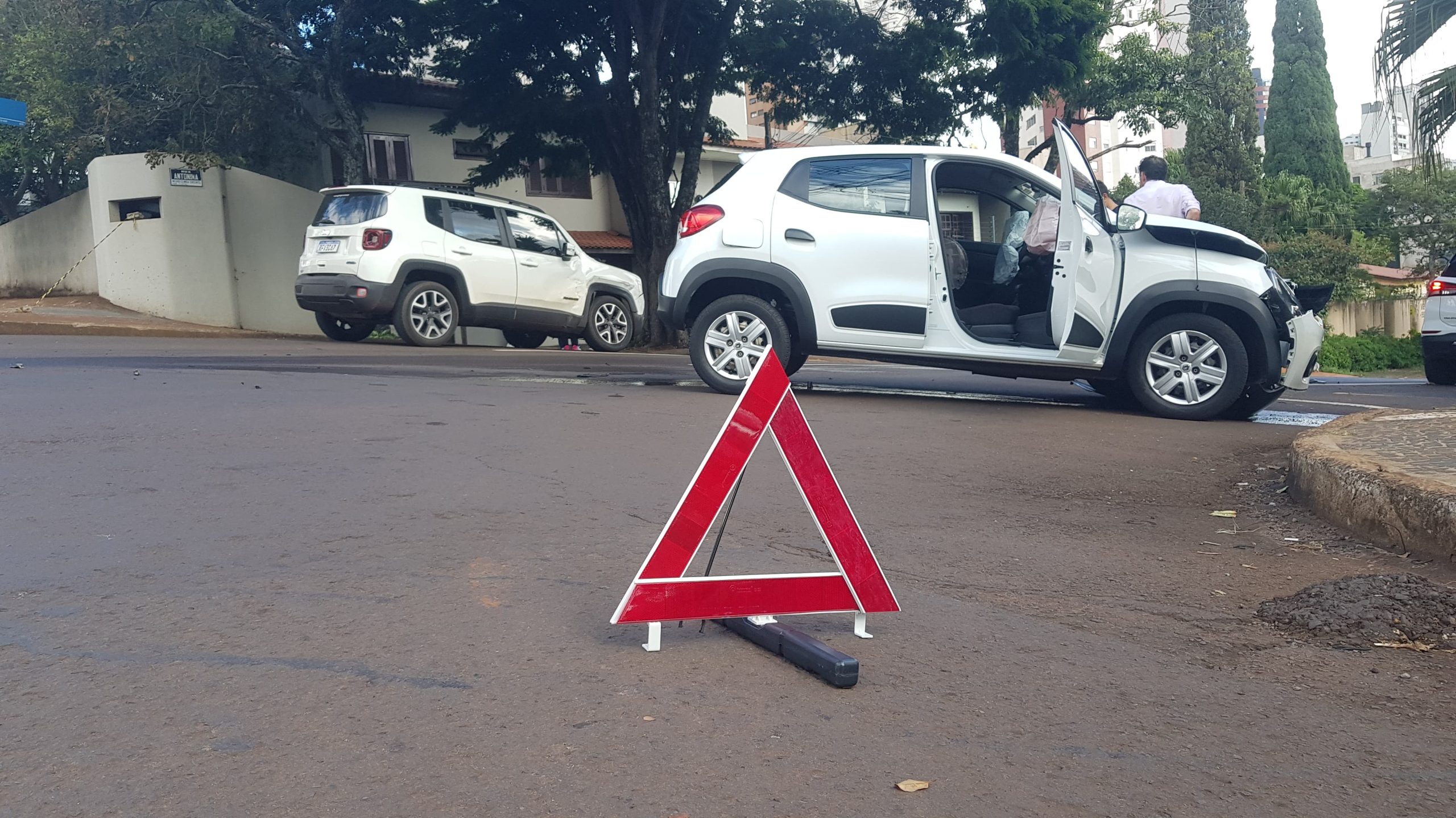 Renault Kwid e Jeep Renegade se envolvem em colisão na Rua Antonina