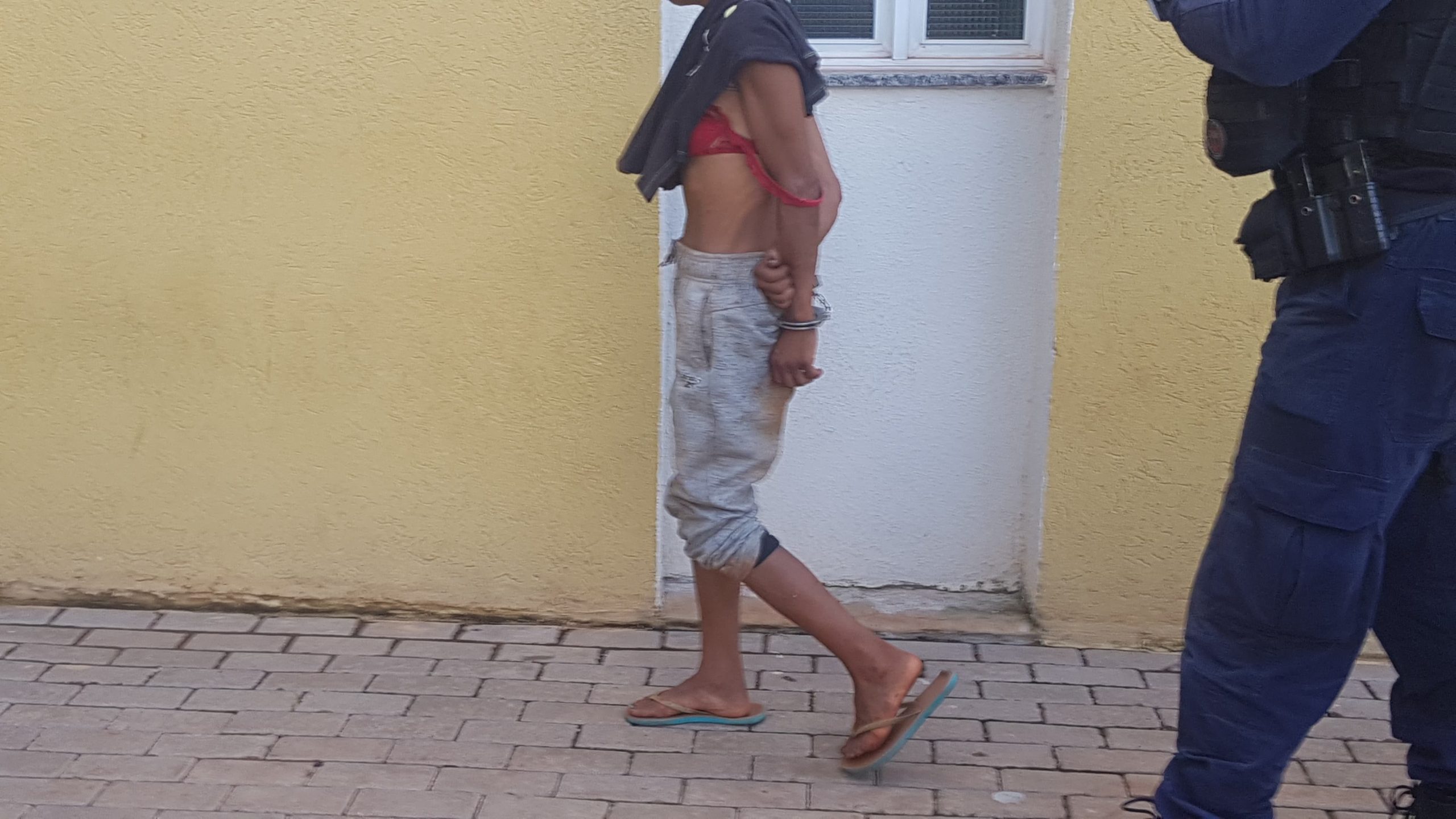 Mulher furta botijão de gás da própria irmã e acaba presa