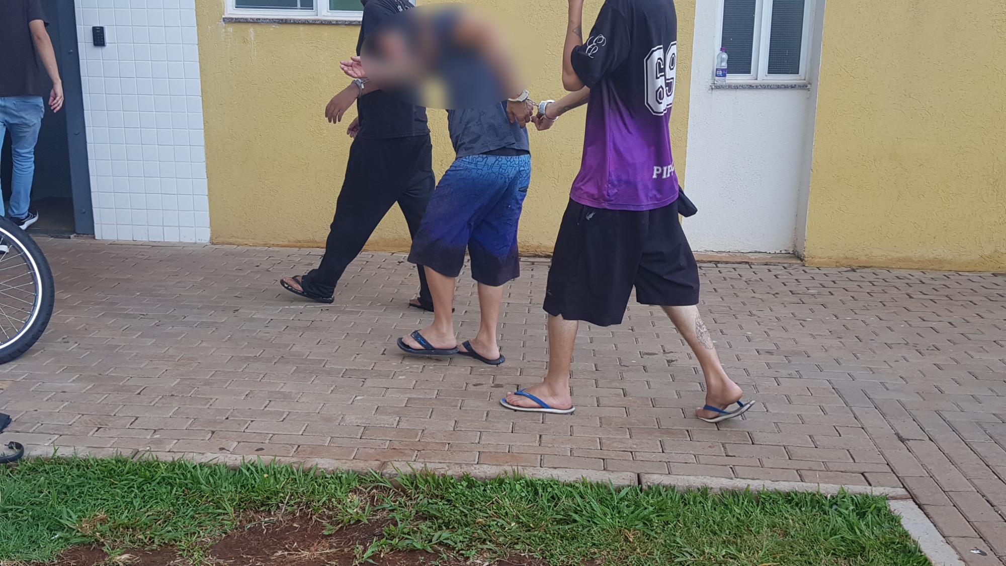 Polícia Civil prende três pessoas envolvidas com venda de drogas no Consolata