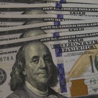 Imagem referente a Dólar fecha abaixo de R$ 5,70 em dia de tarifas de Trump