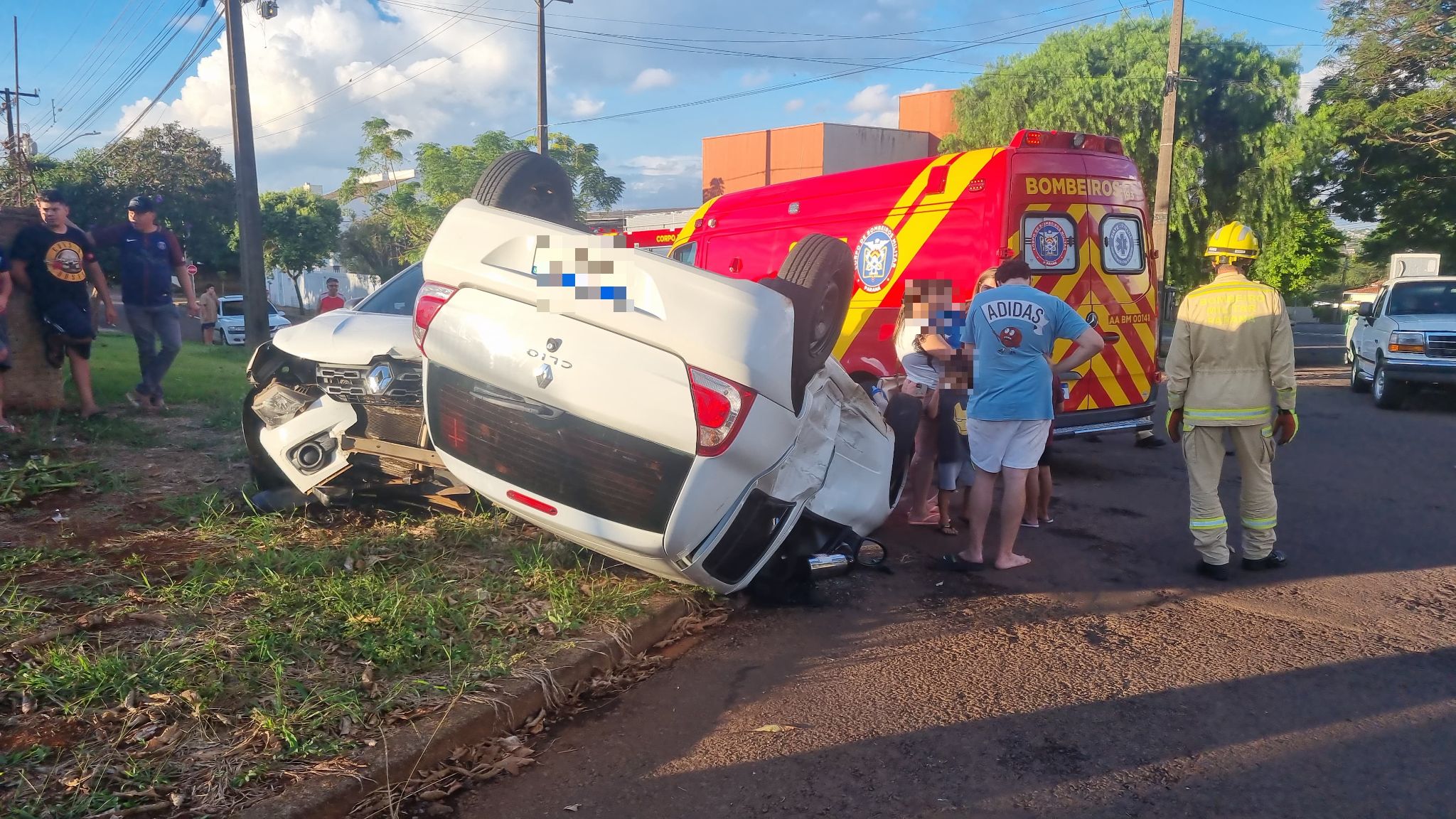 Clio capota em acidente na Rua Administração