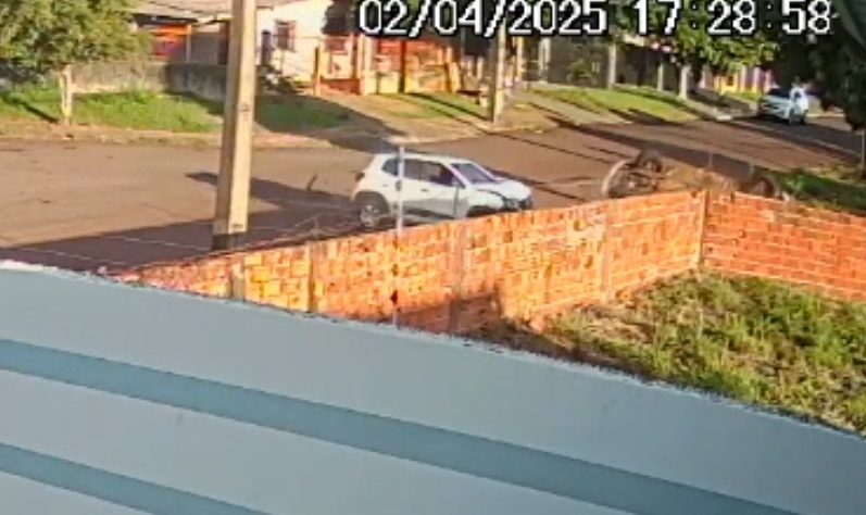 Câmera flagra capotamento no Bairro Universitário