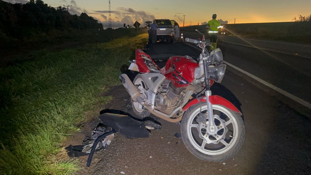Toyota SW4 e Honda Twister se envolvem em acidente na BR-277, em Santa Tereza do Oeste