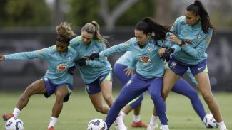 Seleção feminina treina nos EUA para reencontro com donas da casa