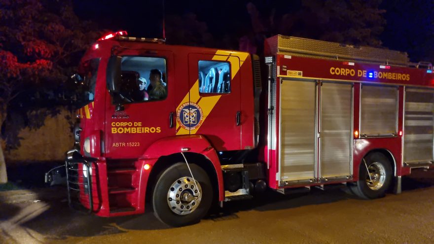 Curto-circuito deixa residência sem luz no Bairro Interlagos; Bombeiros foram chamados