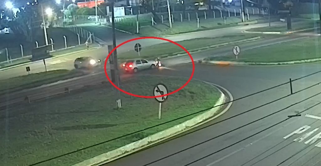 Acidente de trânsito no Trevo da Portal é flagrado por câmera; veja o vídeo