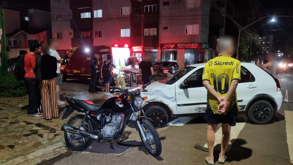 Palio e motocicleta batem em cruzamento no Centro