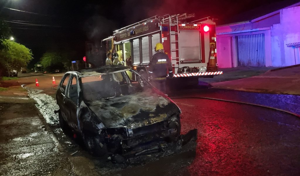 Fiat Palio é consumido pelo fogo no bairro Santa Felicidade