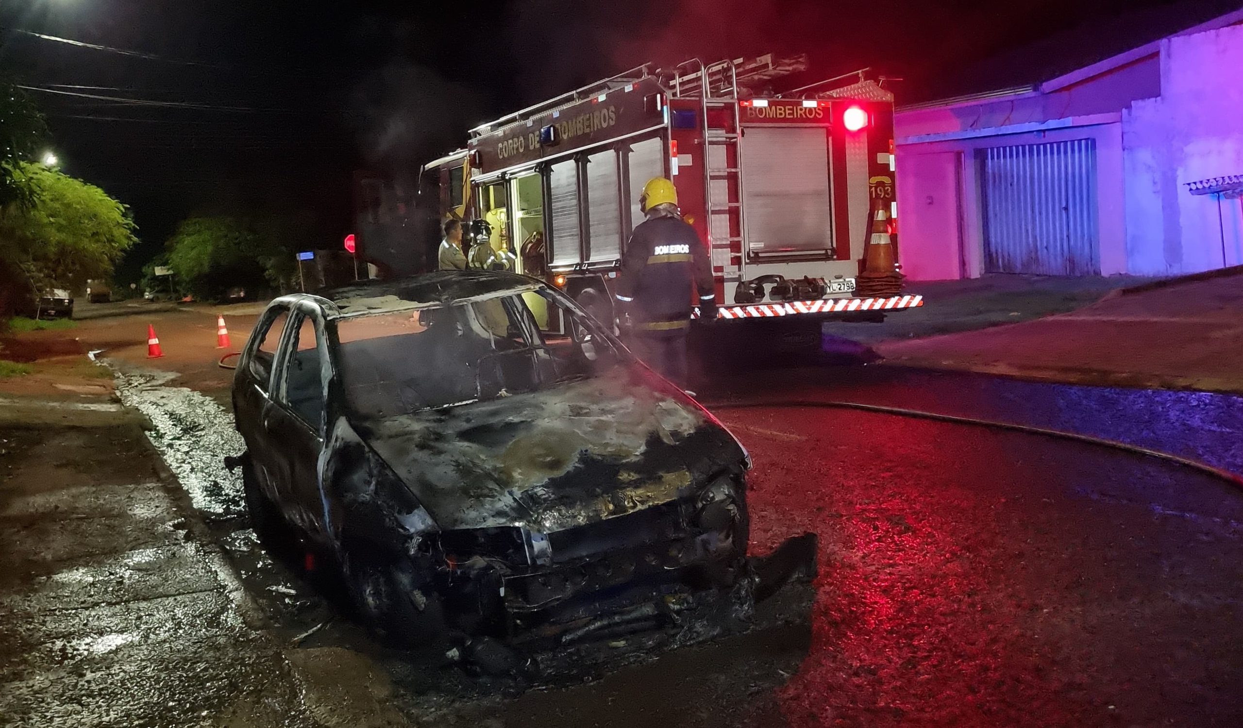 Fiat Palio é consumido pelo fogo no bairro Santa Felicidade