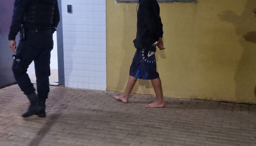 Adolescente é detido após ser flagrado empinando moto e tentar fuga da GM no Santa Cruz
