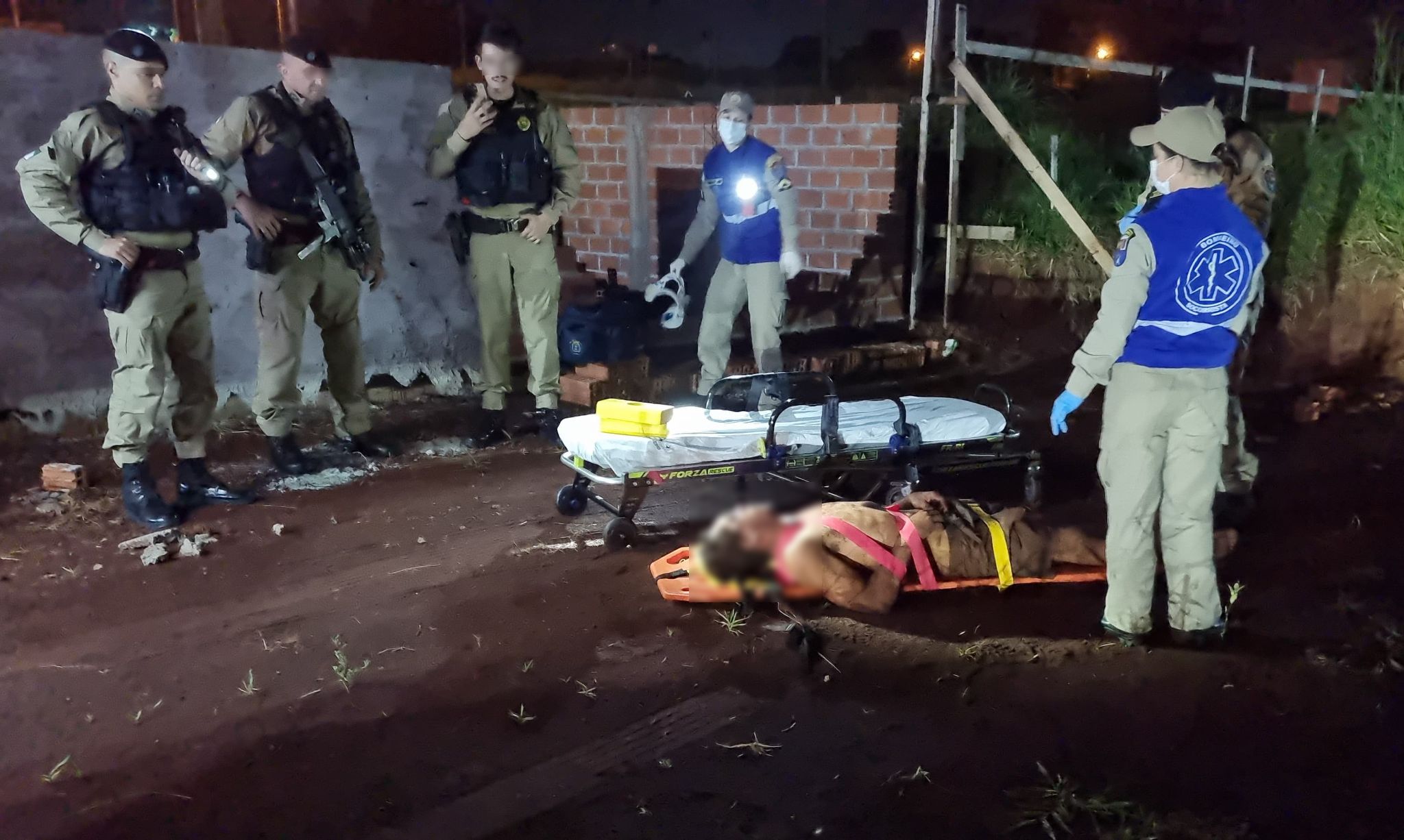 Acusado de violência contra mãe e irmã, jovem é brutalmente agredido a tijoladas e pauladas no Cascavel Velho