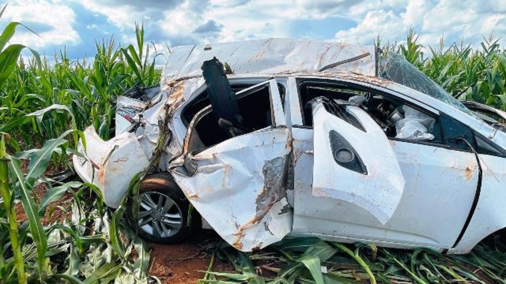 Carro fica destruído em capotamento após tentativa de ultrapassagem em Goioerê