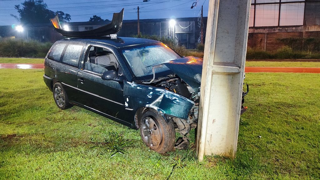 Condutor abandona Parati após invadir canteiro e colidir contra poste na Barão do Rio Branco