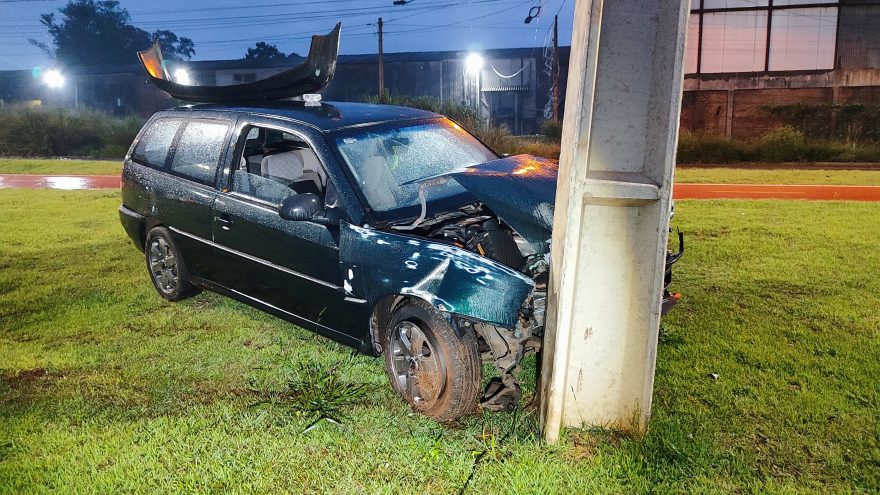 Condutor abandona Parati após invadir canteiro e colidir contra poste na Barão do Rio Branco