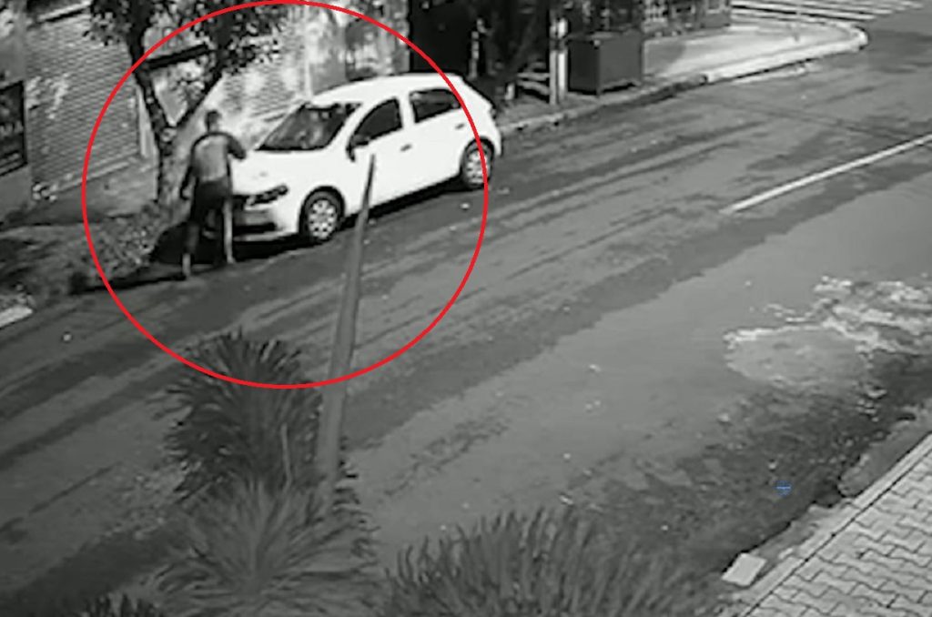 Vídeo: pedestre destrói para-brisa de carro estacionado em Apucarana