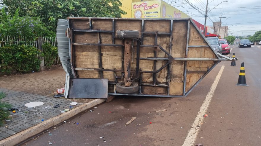 Trailer de lanches tomba após ser atingido por carro no Santa Cruz