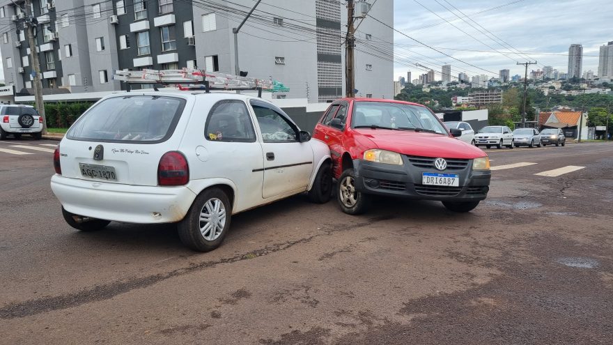 Corsa e Gol se envolvem em colisão na Rua Manaus, no Country