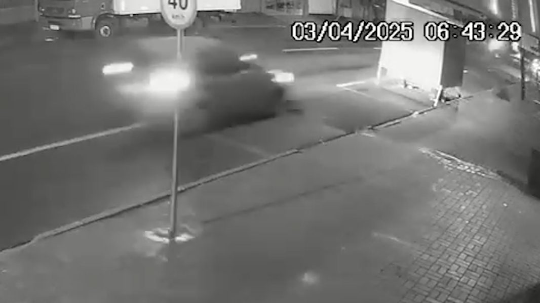 Vídeo mostra carro atingindo trailer de lanches no Bairro Santa Cruz
