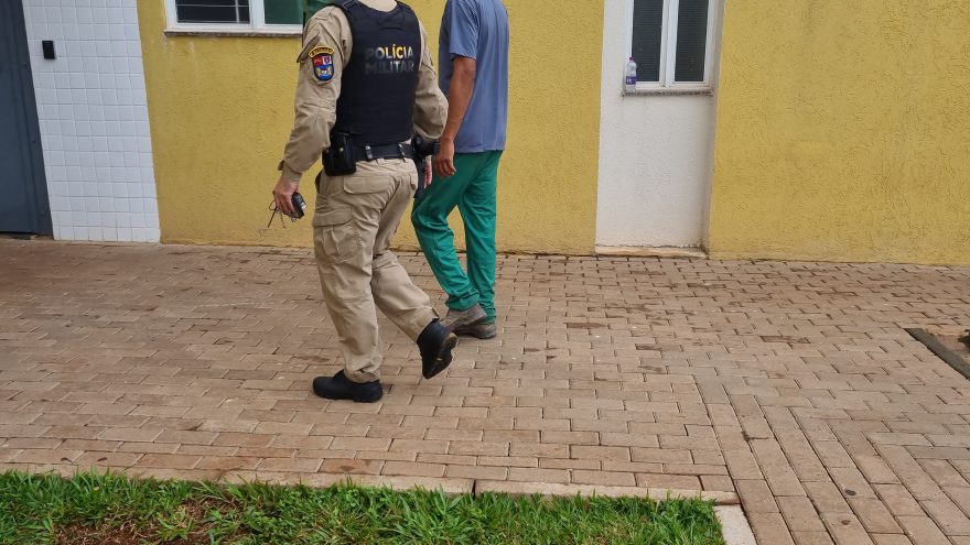 Homem é preso por agredir e deslocar ombro da companheira no Esmeralda